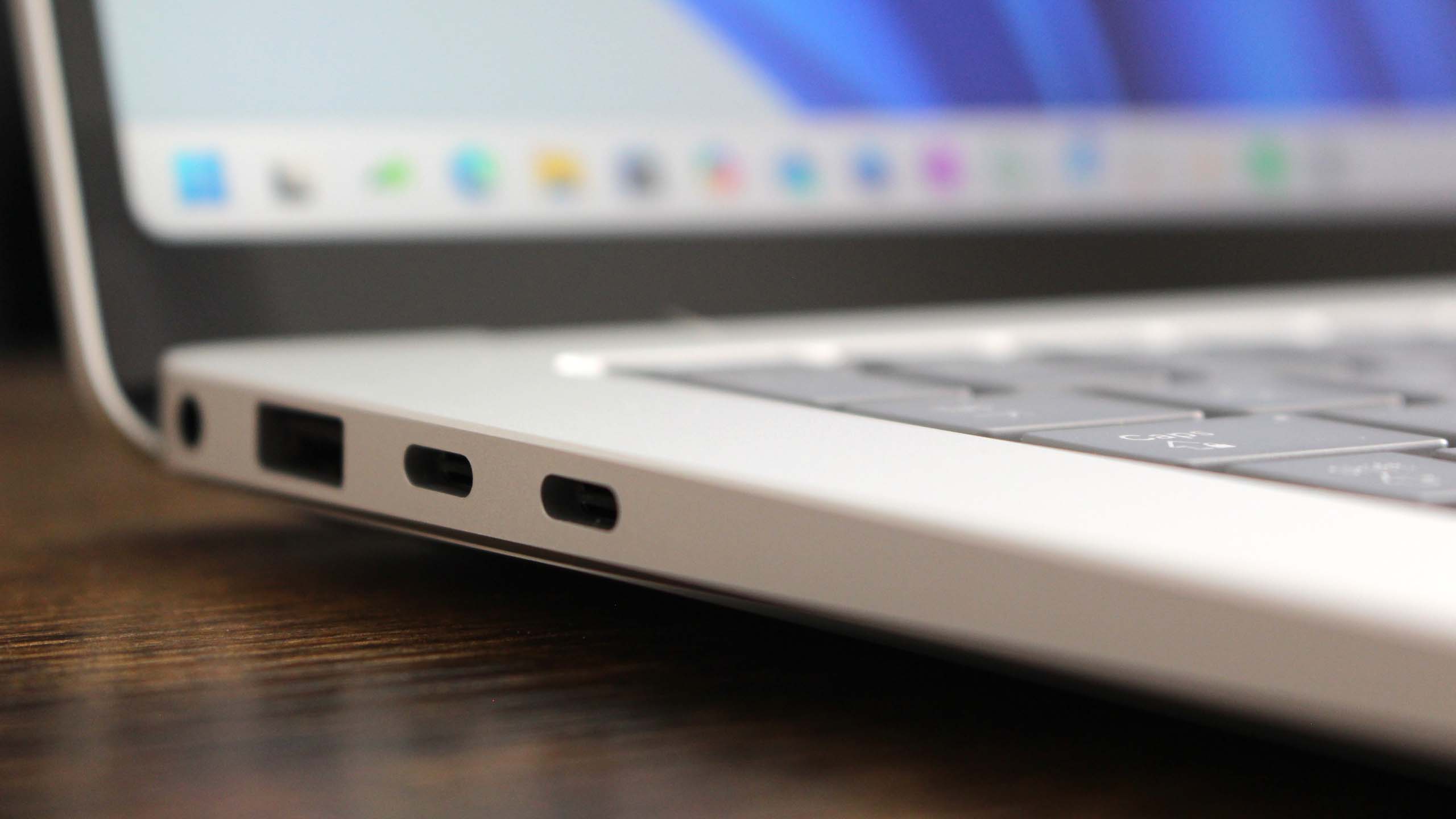 Surface Laptop Dizüstü bilgisayarın yan tarafında 7 bağlantı noktası.