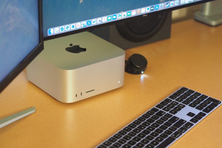 PC ve klavyeyi gösteren Apple Mac Studio'nun yukarıdan aşağıya görünümü.