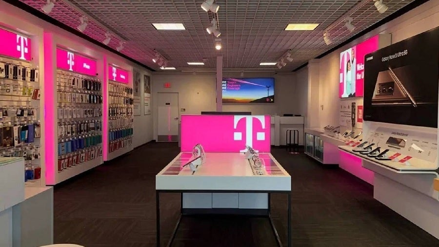 Bir T-Mobile mağazasının içi.