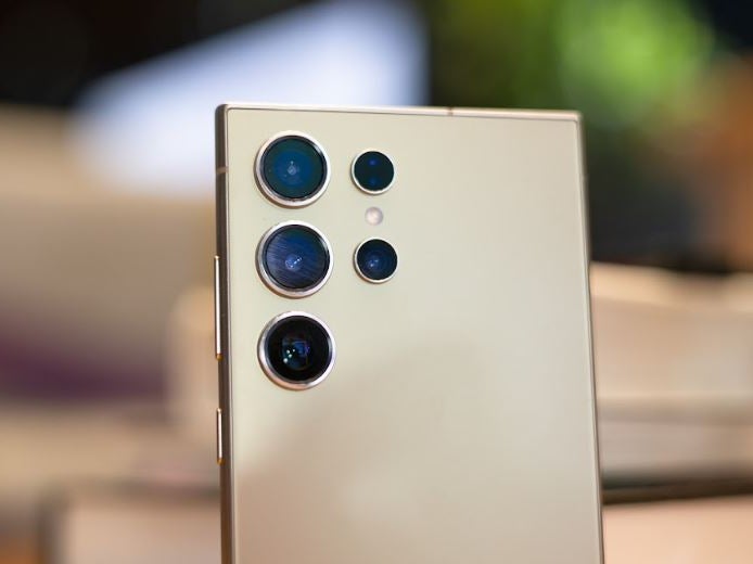Galaxy S24 Ultra hala oldukça yetenekli bir telefon. | Resim kredisi - PhoneArena - Galaxy S25 Ultra'nın tüm teknik özellikleri sızdırılmış yüzeyler, aynı eski aynı eski mi?