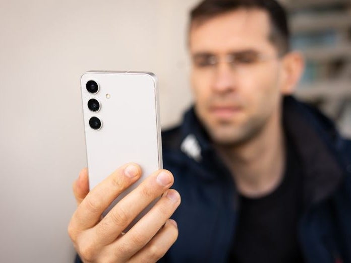 Samsung Galaxy S24 Ultra yuvarlatılmış kenarlara geri dönüyor. | Resim kredisi - PhoneArena - Galaxy S25 fiyat raporları geliyor ve bazıları bunu bir kazanç olarak adlandırabilir