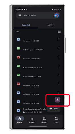 Mobil cihazdaki Google Drive arayüzü, son kullanılan dosyaları ve kamera simgeli 'Yeni' düğmesini gösteriyor.