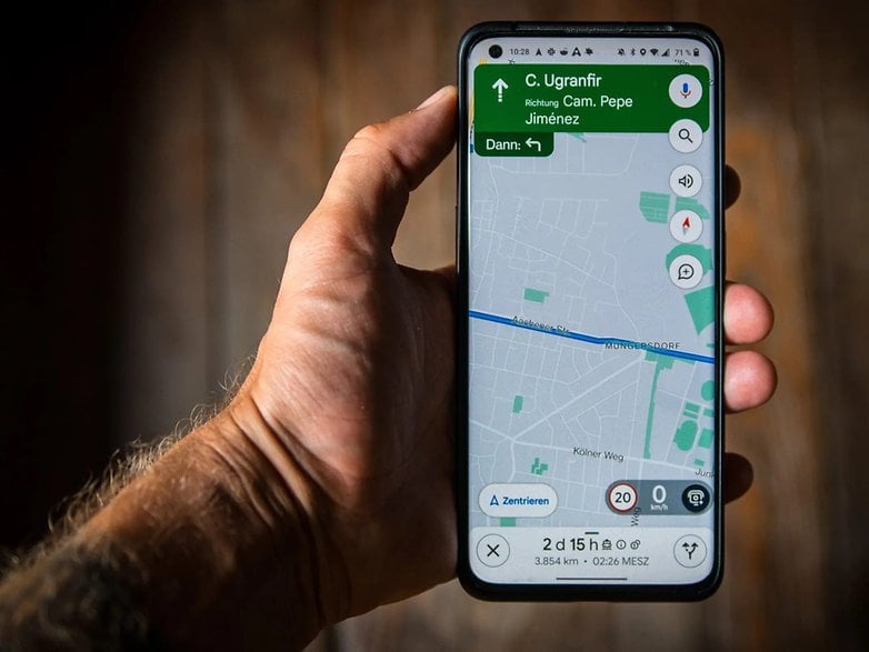 Bir el, Google Haritalar'ı 20 km/saat hız sınırıyla gösteren bir akıllı telefonu tutuyor.