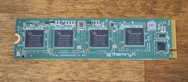 Memryx M.2 AI hızlandırma modülü masaya yerleştirildi