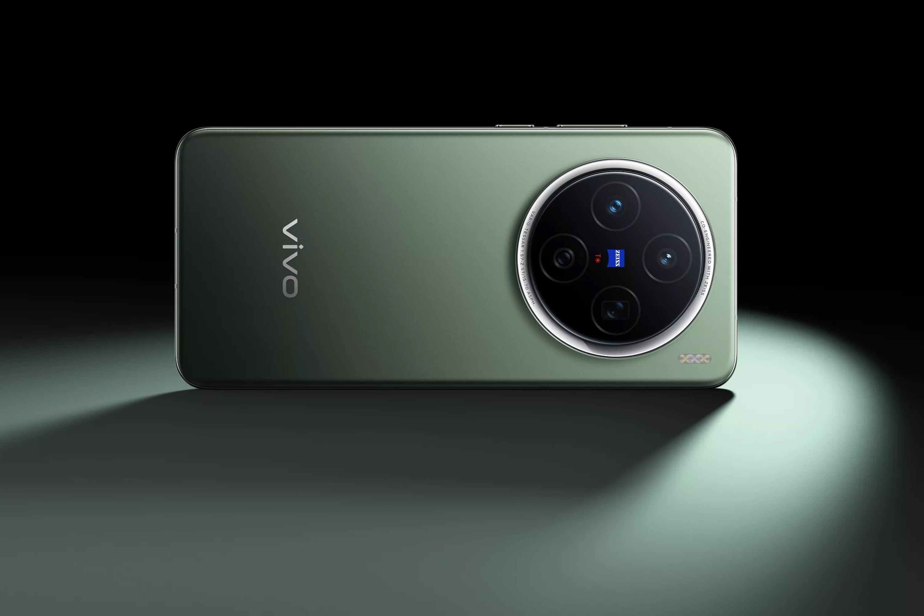 Yan tarafı yeşil renkte duran vivo X200'ün pazarlama görseli