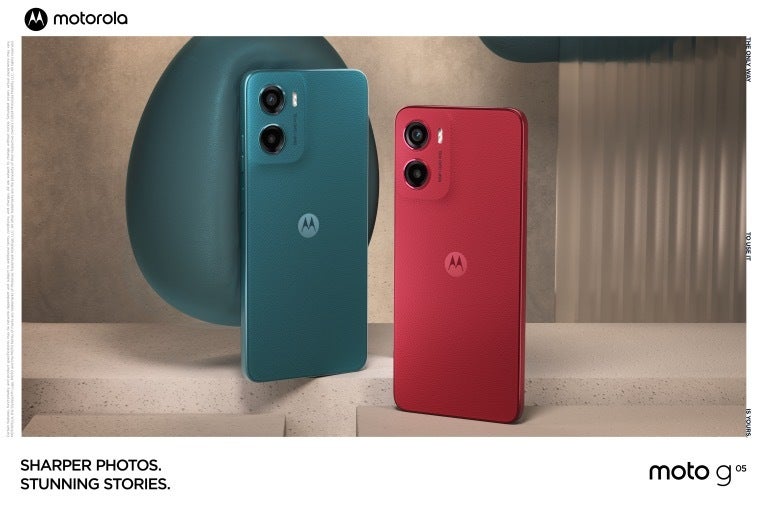 Moto g05'in orman yeşili ve erik kırmızısı arka kısmının pazarlama görseli
