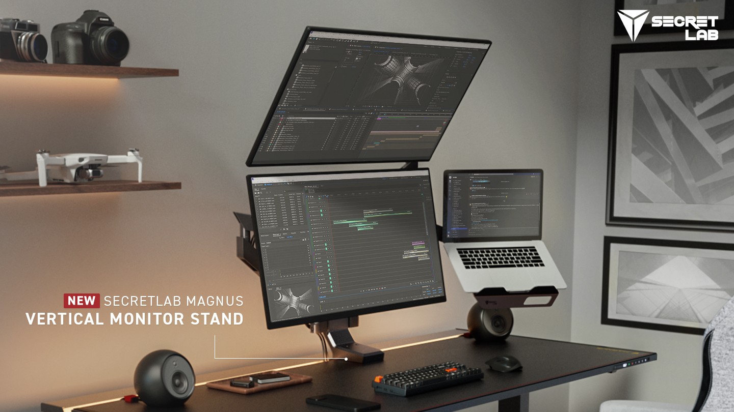 Secretlab Dikey Monitör Standı, iki adet yatay olarak istiflenmiş ekrana ve yanında bir stand üzerinde bir dizüstü bilgisayara sahiptir.