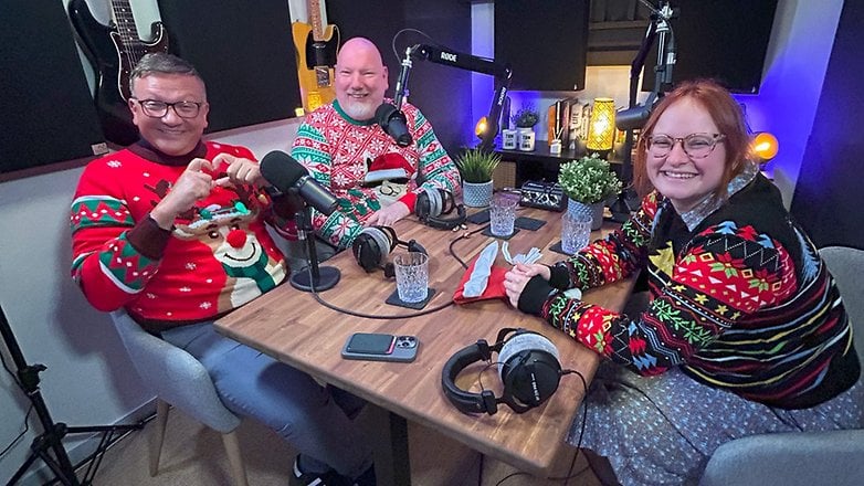 Johanna, Fabi ve Casi podcast stüdyosunda Johanna, Fabi ve Casi podcast stüdyosunda