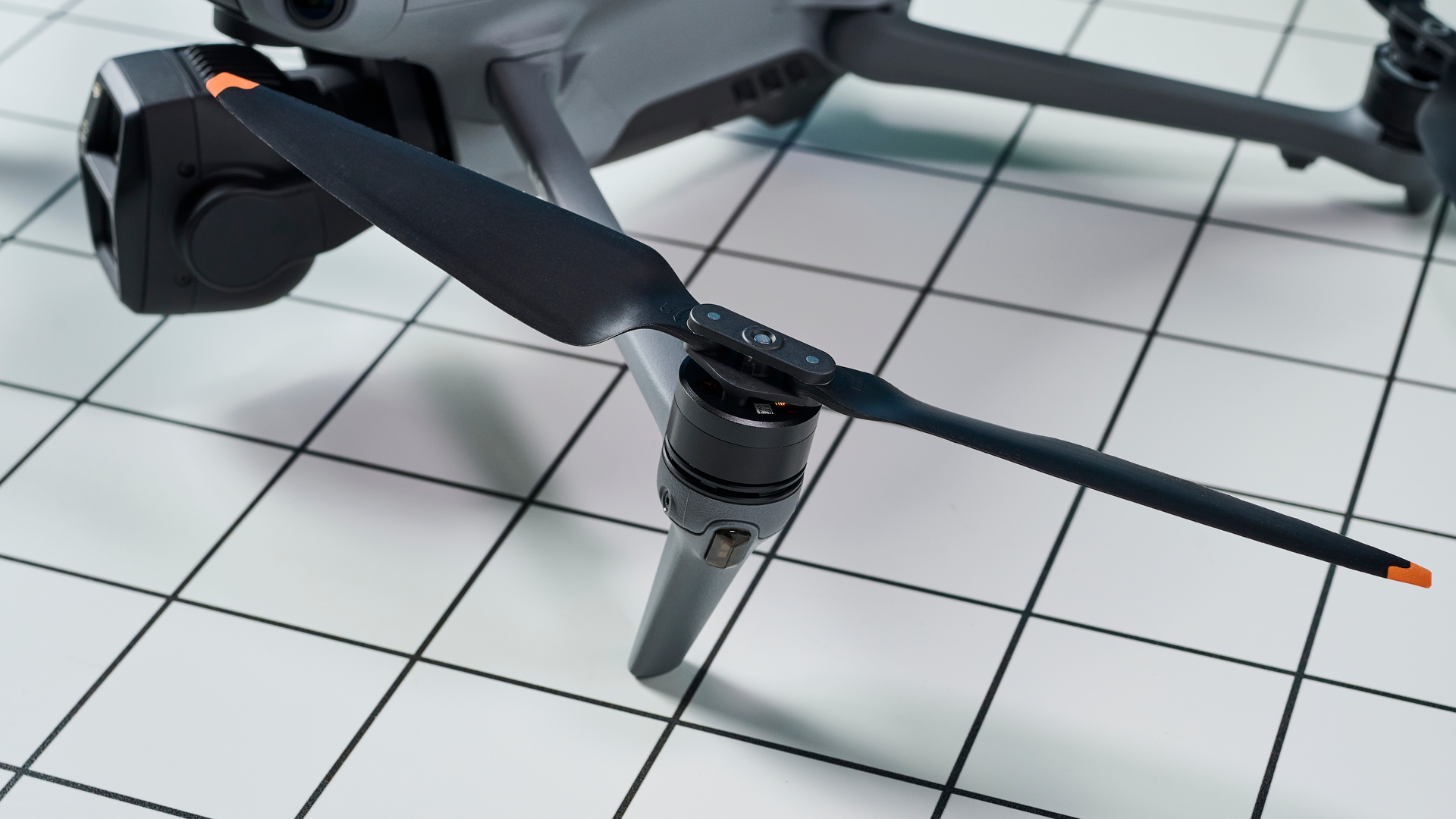 Koyu gri bir DJI Air 3S drone