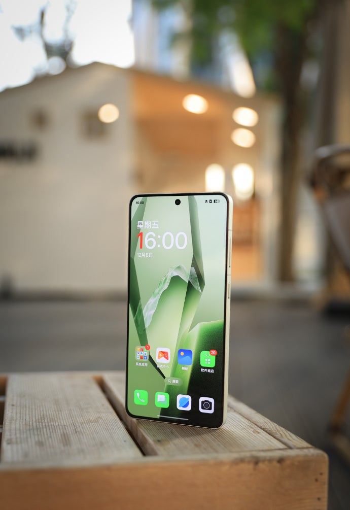 OnePlus Ace 5 (diğer adıyla OnePlus 13R) resmi fotoğraflarda görünüyor