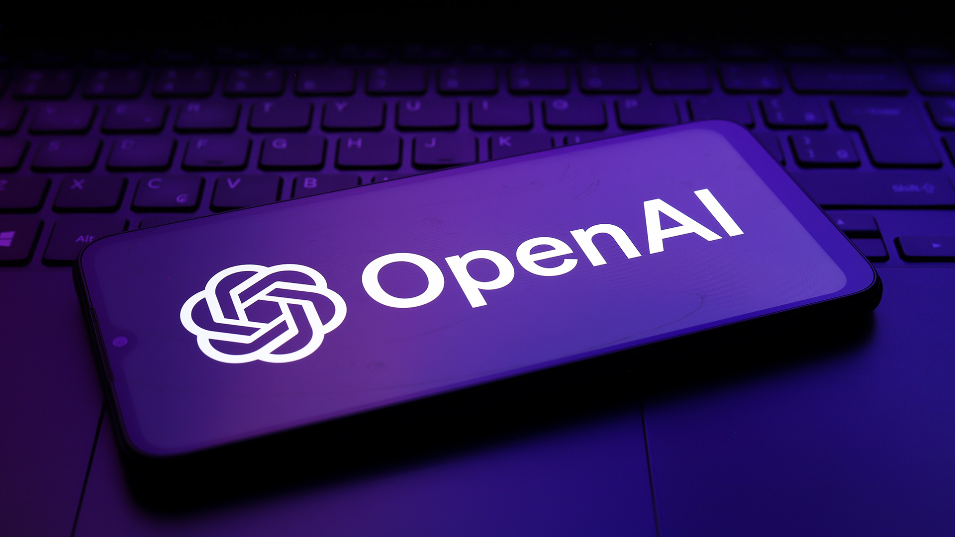 Openai logosu bir akıllı telefonun ekranında görünür.