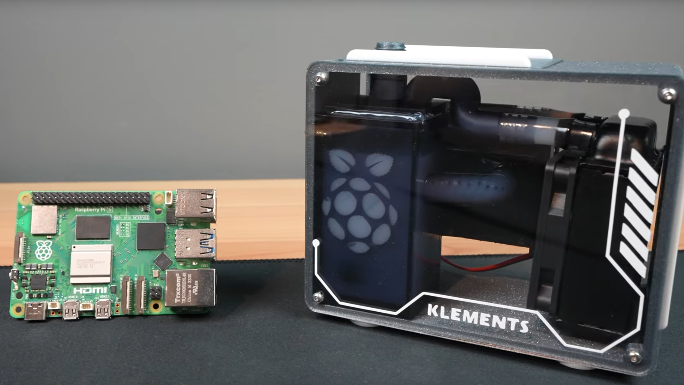 Michael Klements'in Pi 5 açık döngülü özel Raspberry Pi 5 kasası, normal Pi 5'in yanında hiper kompakt kasa içinde yeniden oluşturuldu.