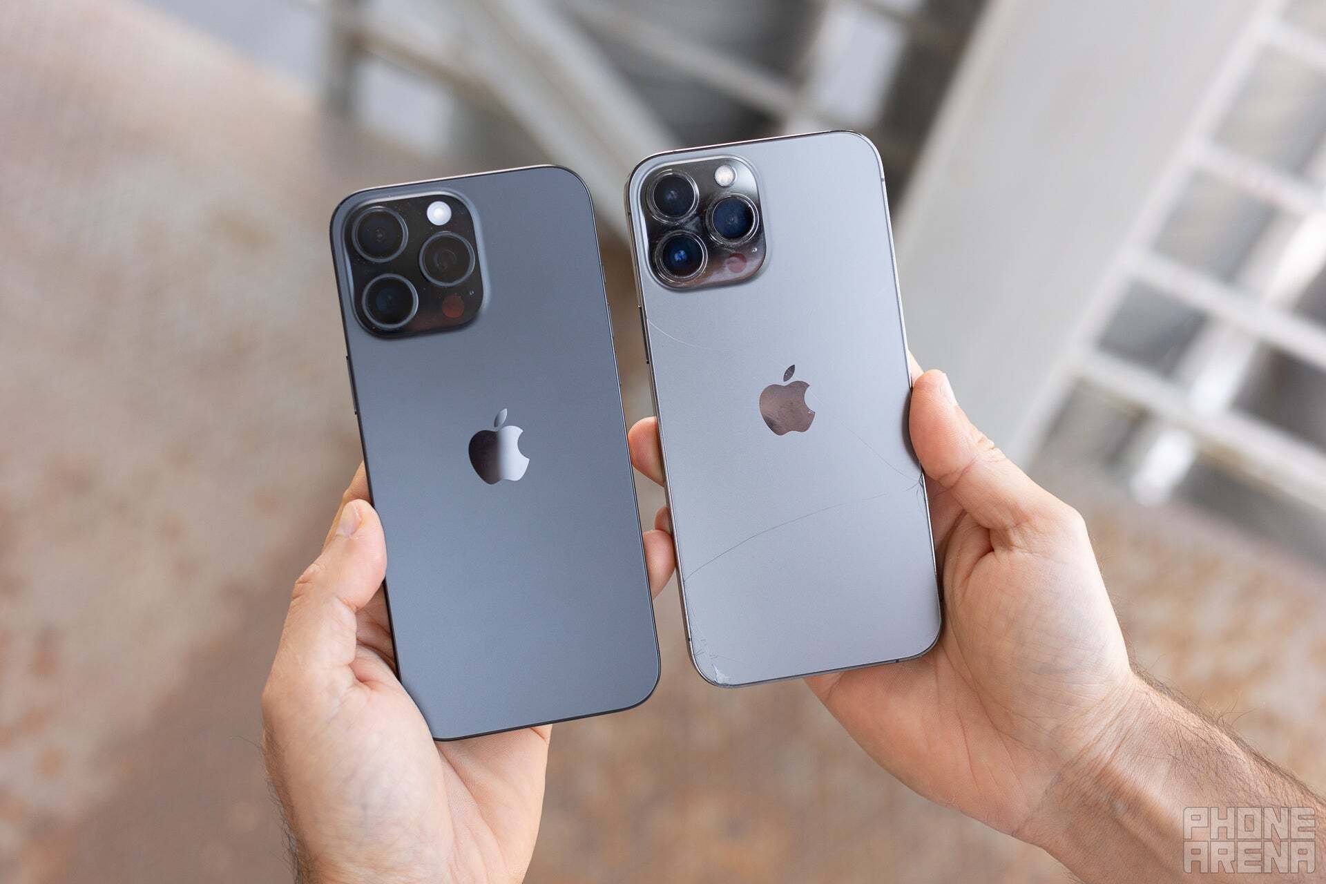 Elinde iPhone 16 Pro Max ve iPhone 13 Pro Max tutan bir kişi. 