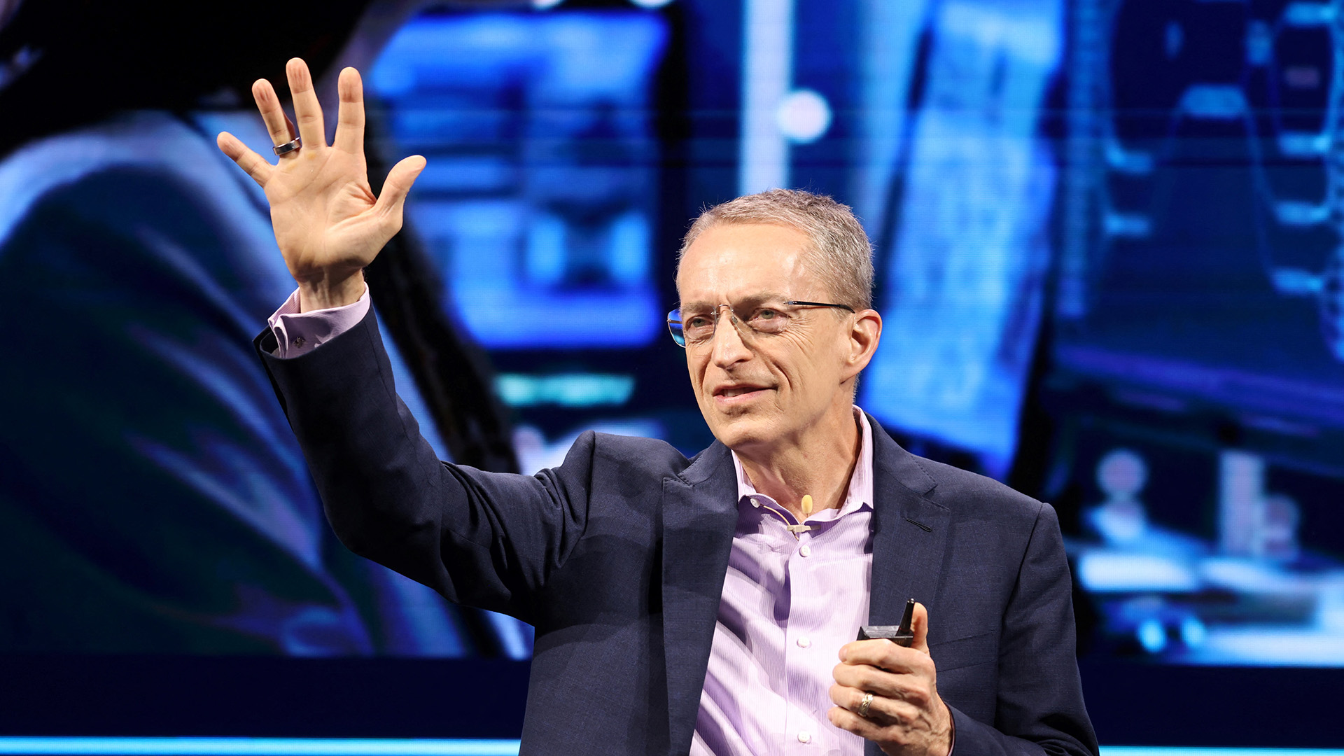 Intel CEO'su Pat Gelsinger, Computex 2024 sırasında Taipei Nangang Sergi Merkezi'nde bir konuşma yapıyor