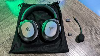 Birlikte verilen seyahat çantasında Razer Barracuda X Chroma kulaklığı ve yanında kutu içi aksesuarları bulunur.
