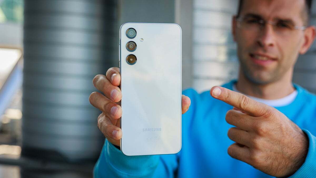 Bu Galaxy S24 Plus mı? Hayır, ama kesinlikle çok benzer görünüyor | Image by PhoneArena - Bir haftayı Samsung'un en uygun fiyatlı telefonlarından birini kullanarak geçirdim
