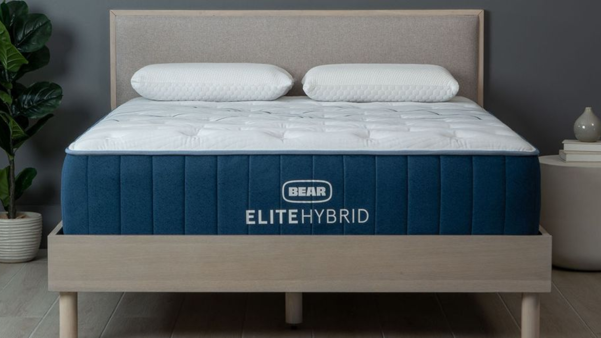 Temiz ve düzenli bir yatak odasında karyola üzerinde Bear Elite Hybrid yatak
