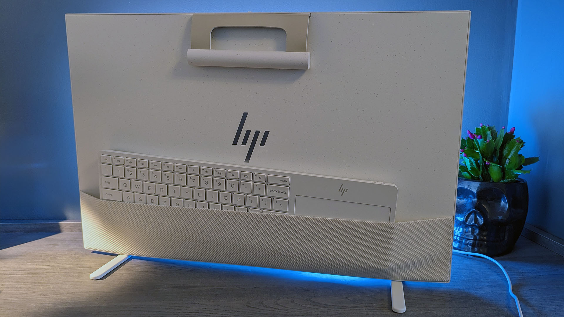 HP Envy Move'un arka tarafı ve klavyeyi barındıran cep saklama alanı.