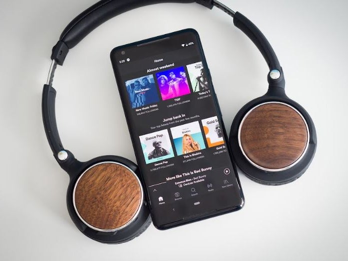 Resim kredisi - PhoneArena - Spotify aramaları, denetleme sistemleri bunları tespit edemediğinde müstehcen videolar döndürüyor