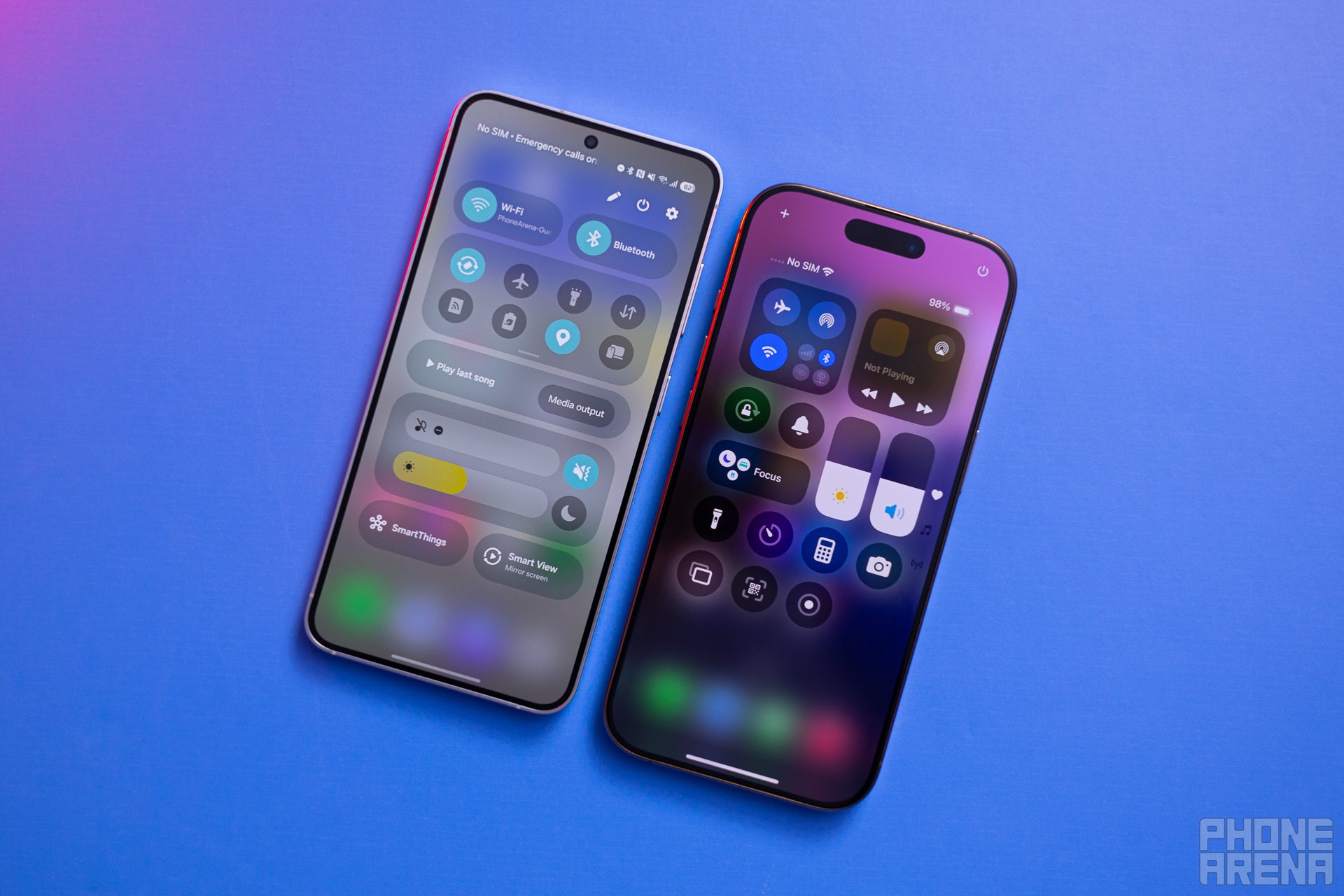 One UI 7'ye sahip Galaxy S24 ve iOS 18'e sahip iPhone 16 Pro, ilgili kontrol panelleri açıkken