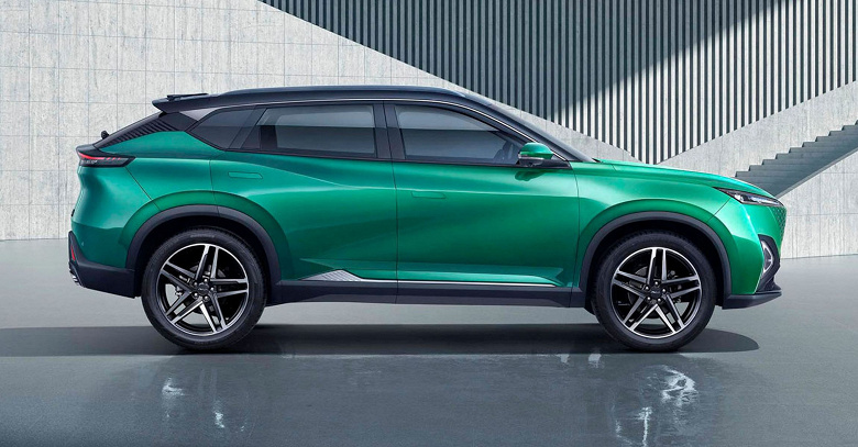 Üst düzey Lada Vesta fiyatına 200 beygir gücündeki geçit. Dongfeng Mage Digital Edition'ın satışları Belarus'ta 2,33 milyon rubleye başladı