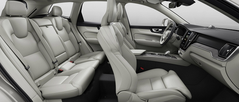 Volvo XC60 2024 Rusya'ya geldi Dört tekerlekten çekişli ve 8 vitesli otomatik şanzımanlı bir crossover için 8,7 milyon ruble istiyorlar.