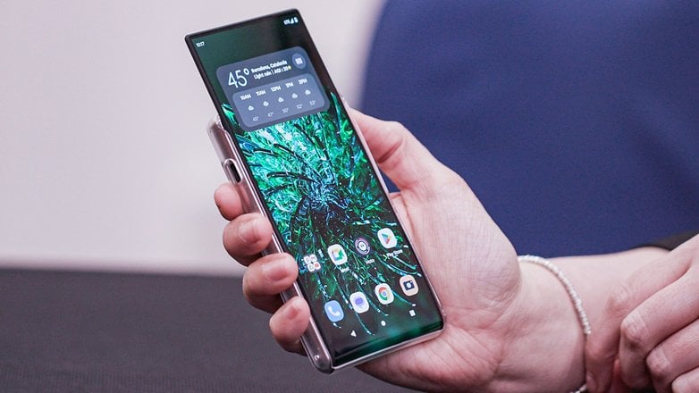 Katlanabilir ekranlı Motorola akıllı telefon