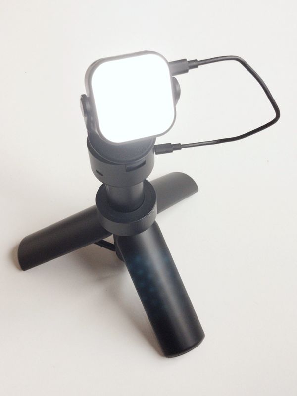 Nebula Güç Bankası Tripod'u, bir meşale için destek ve şarj olarak kullanıldı, Ph. Moctar KANE.