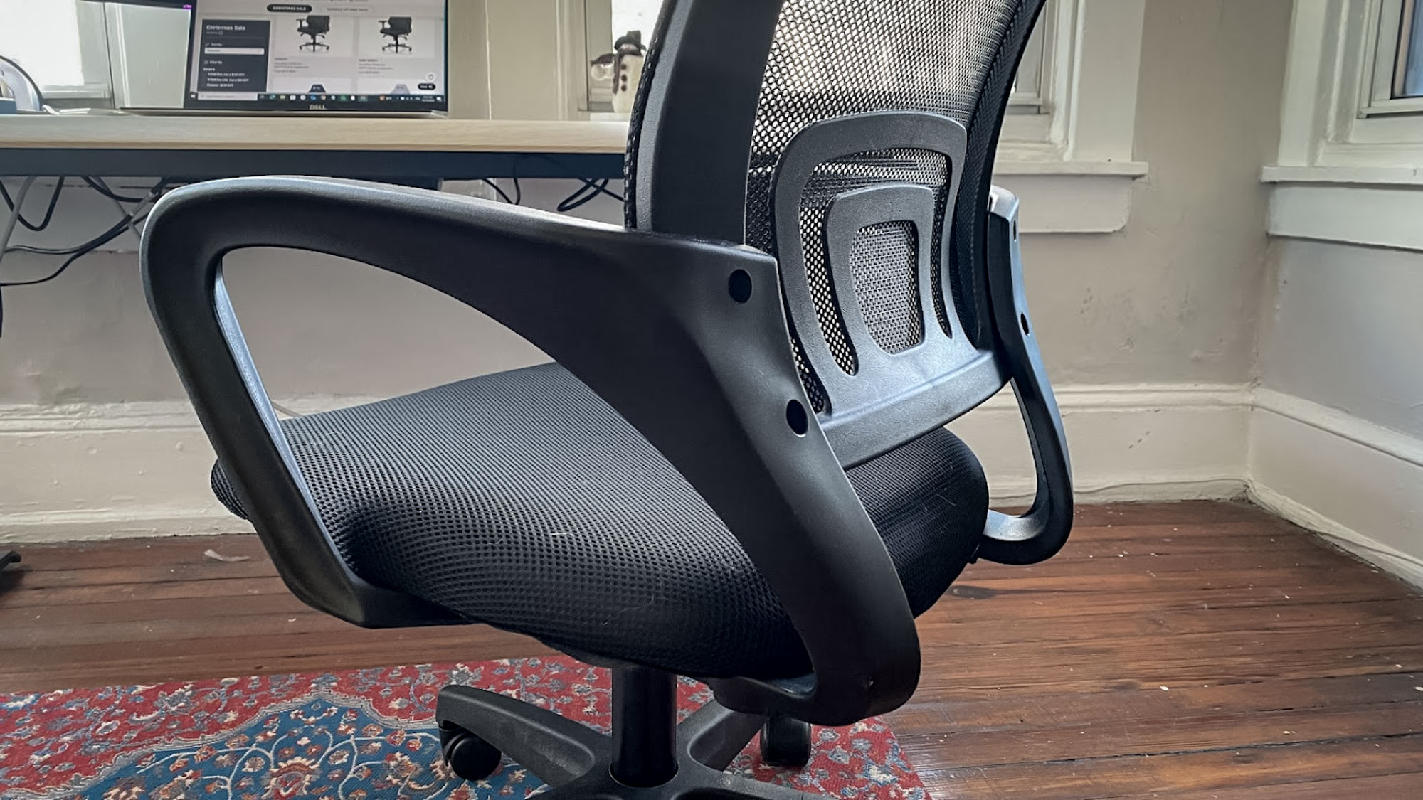 Bir ofis koltuğunun sabit kolçakları