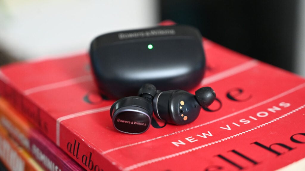Bowers & Wilkins Pi8 kulaklıklar ve şarj kutusu