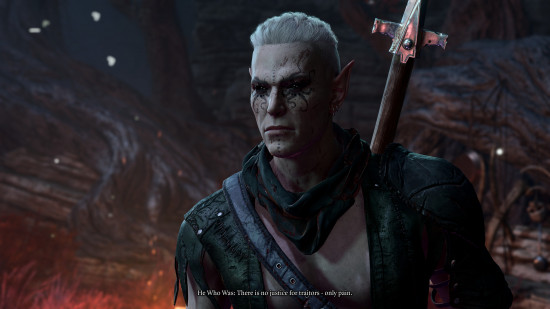 baldurs-gate-3-en iyi-npcs-o-kimdi Soluk tenli, sivri kulaklı ve siyah gözlerinin etrafında siyah dokunaç makyajlı, birbirine yamalı siyah deri kıyafet giyen bir erkek Shadar-Kai elfi