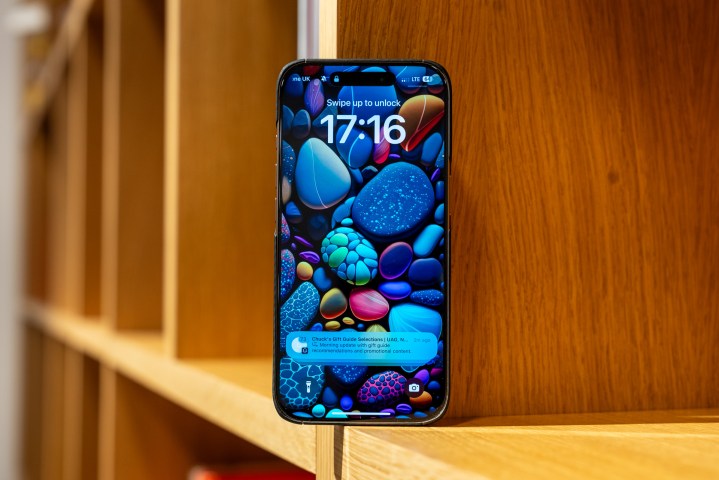 Apple Intelligence Bildirim Özeti içeren iPhone 16 Pro ana ekranı