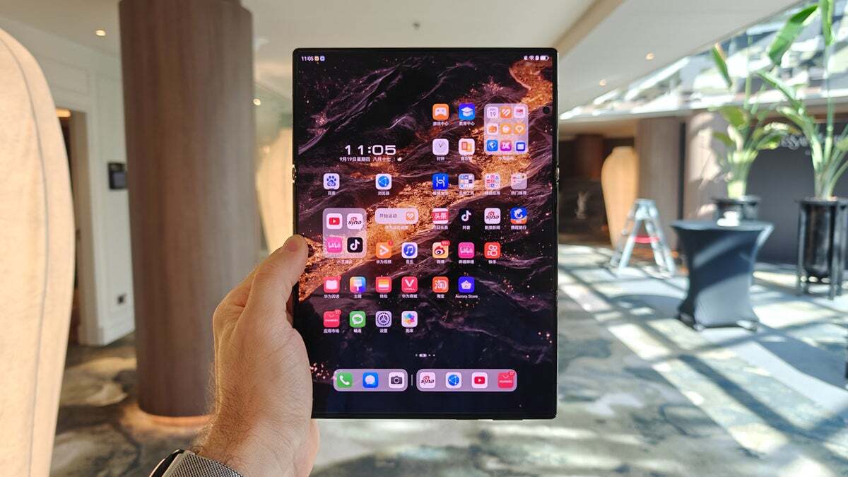 Üçe katlanan Huawei Mate XT, 10 inçlik bir ekranı ortaya çıkaracak şekilde açılıyor. | Resim kredisi-PhoneArena - Dünyanın en büyük akıllı telefon pazarında Apple ile mücadele eden Huawei, fiyatlarını düşürdü