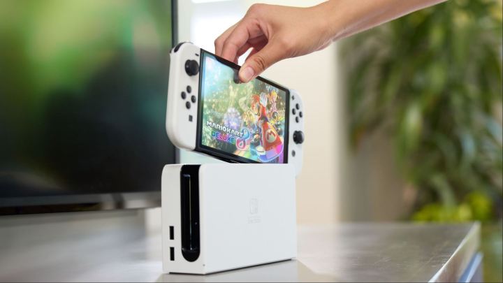 Birisi bir Nintendo Switch OLED Modelini alıyor.