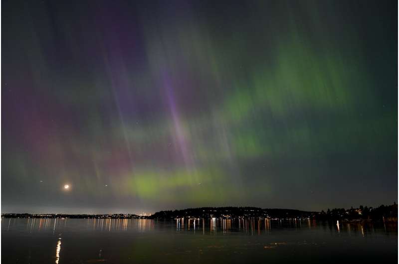 Kuzey ışıkları veya aurora borealis, 10 Mayıs 2024 Cuma akşamı Renton, Washington'daki Washington Gölü üzerinde görülebiliyor. Kredi: AP Fotoğrafı/Lindsey Wasson, Dosya İşte gece gökyüzüne ve diğer muhteşem anlara ilişkin 2025 rehberiniz