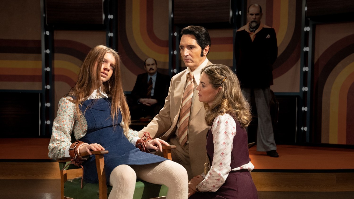 (soldan sağa): Late Night With the Devil filminde Ingrid Torelli, David Dastmalchian ve Laura Gordon