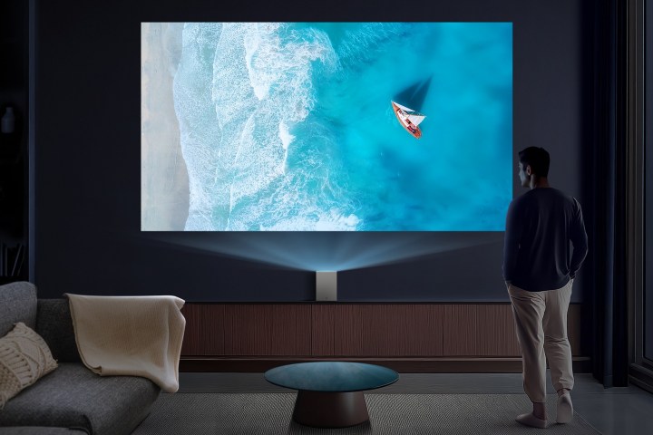 LG CineBeam S ultra kısa mesafeli projektör. 