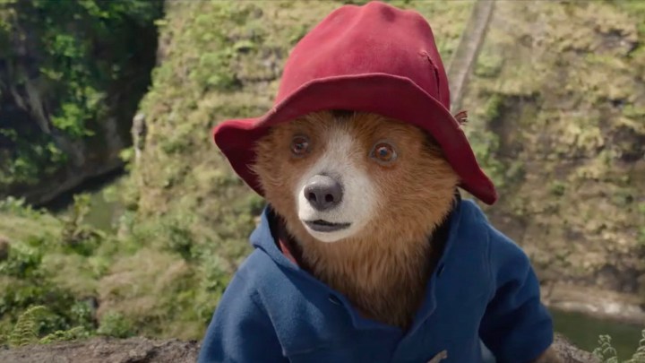Paddington ayısı Paddington'da kırmızı şapkalı ve mavi paltolu görünüyor.