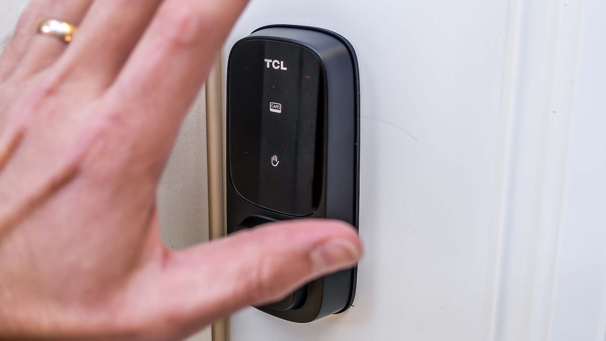 Ön kapıya takılı TCL D1 Pro kilidi