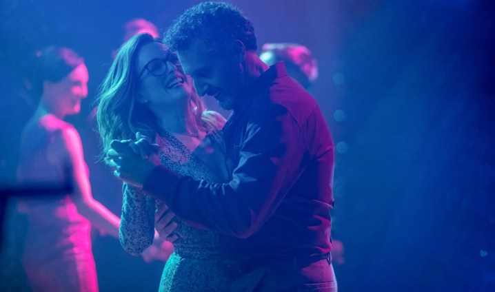 Gloria Bell'de bir erkek ve bir kadın dans ediyor.