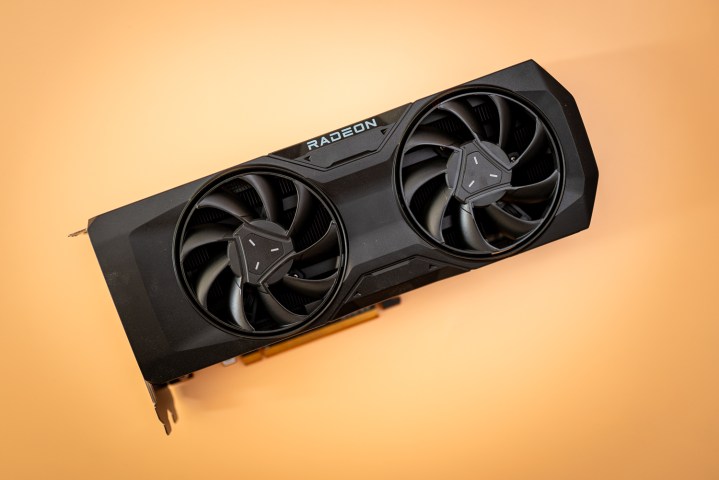 Turuncu arka planda AMD RX 7800 XT grafik kartı.
