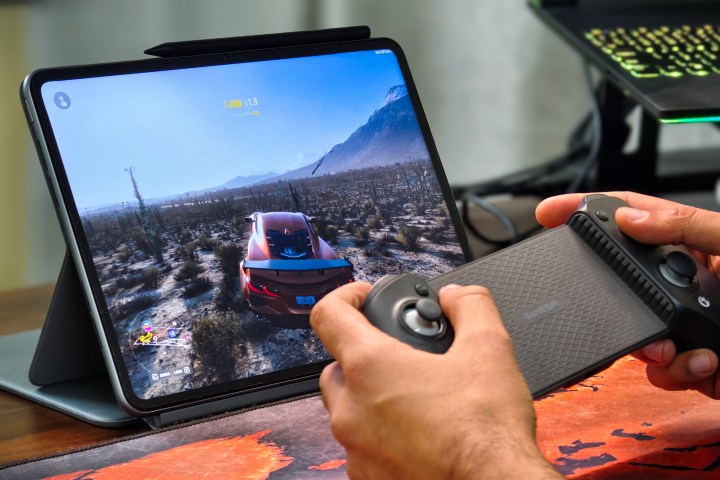OnePlus Pad 2'deki Forza Horizon 5, pencereler için ikincil monitör olarak kullanılıyor.