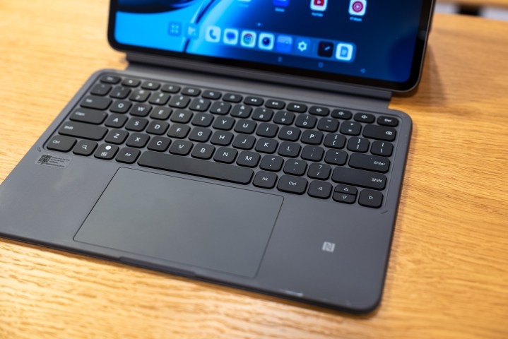 Tablete takılıyken OnePlus Pad 2 akıllı klavyesi ve izleme dörtgeni
