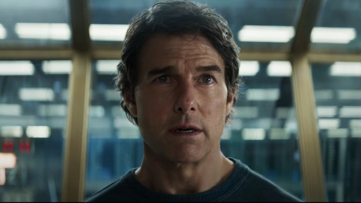 Tom Cruise yüzünde endişeli bir ifadeyle bakıyor.