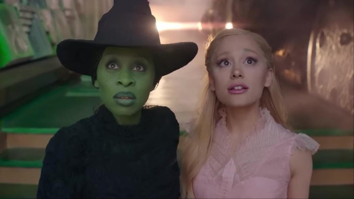 Elphaba ve Glinda yan yana durup Wicked'a bakıyorlar.