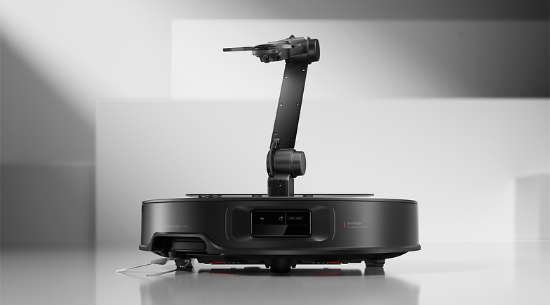 Minimalist bir arka planda gösterilen, robot kollu Roborock Saros Z70 robot elektrikli süpürge.