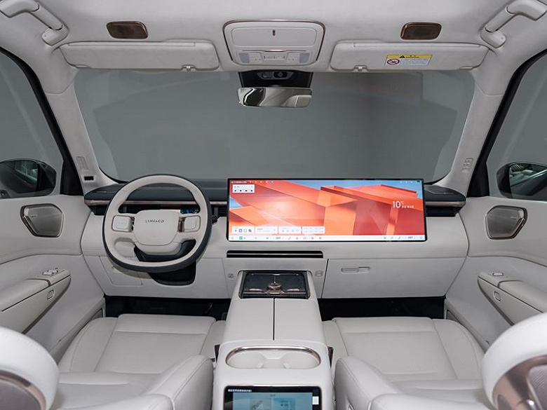 Geely alt markasından Li Auto L9'un harika bir rakibi. Lynk & Co 900 sundu: dört tekerlekten çekiş, 857 hp, uyarlanabilir süspansiyon ve kabinde kraliyet ferahlığı