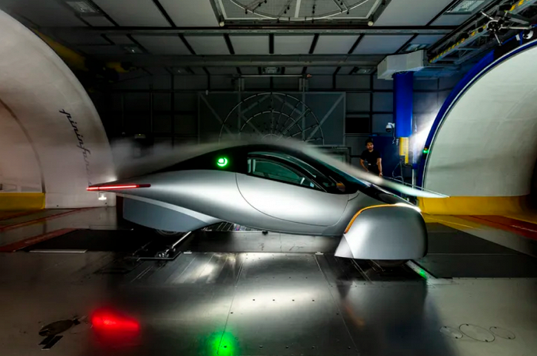 Aptera, 700 W güneş pilleriyle donatılmış elektrikli aracın yeni prototipini tanıttı.