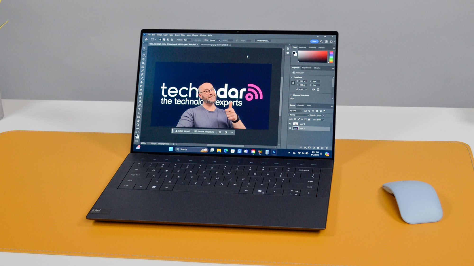 Yoğun kaynak kullanan uygulamalar çalıştıran bir masa üzerinde Dell XPS 14