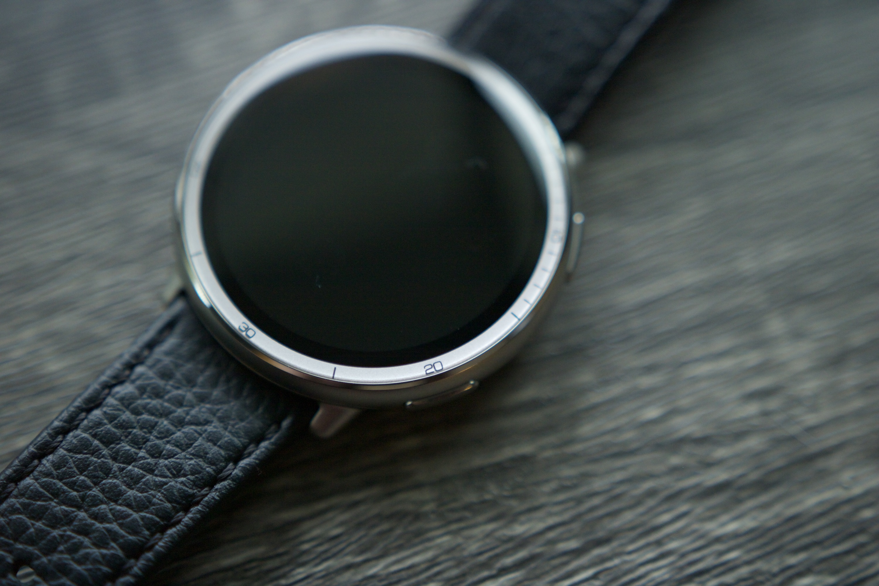 Amazfit Active 2'nin çerçevesinin yakından görünümü.